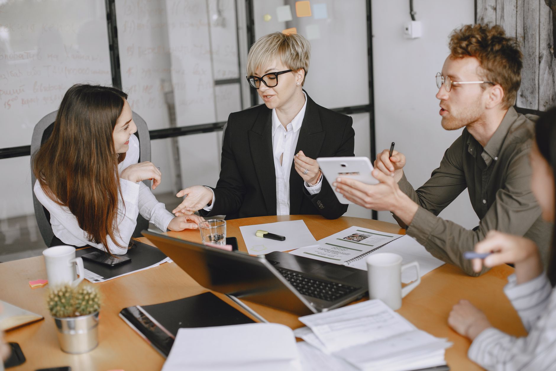 Profesionales en reunión de trabajo
